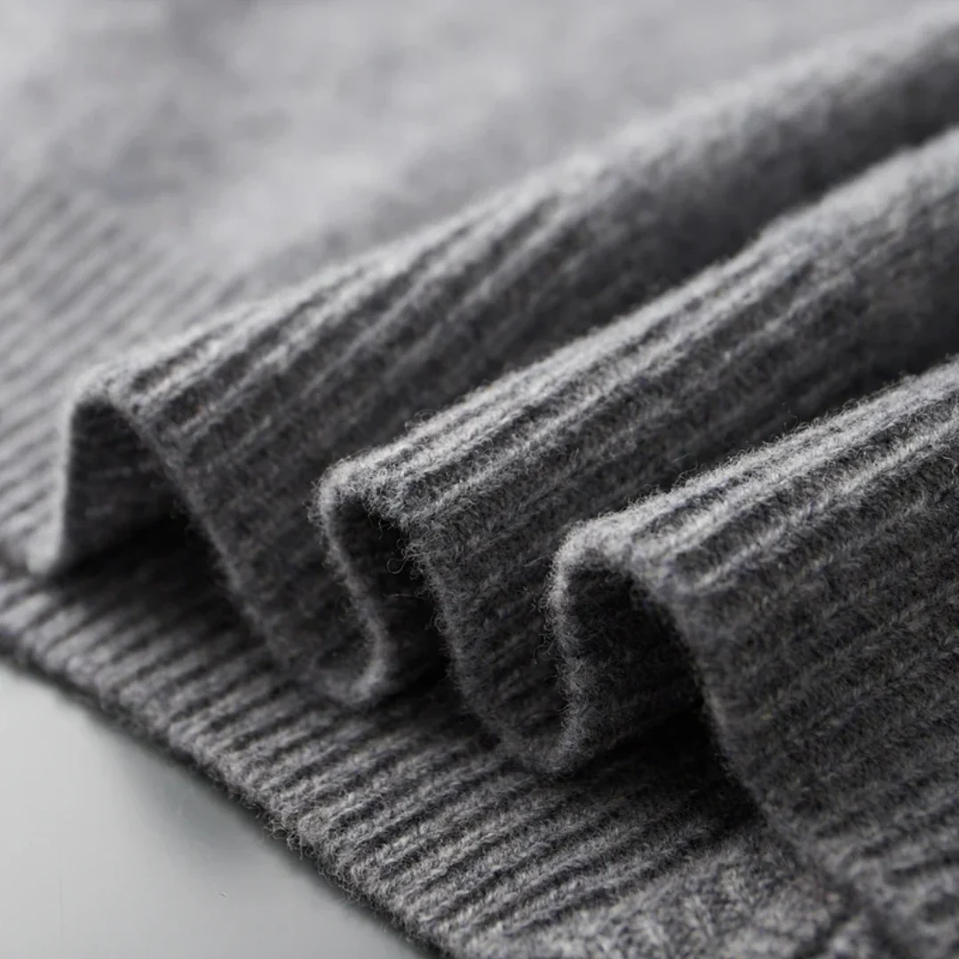 "Cardigan gris en laine mérinos pour homme avec fermeture éclair, élégant et chaud pour toutes saisons."