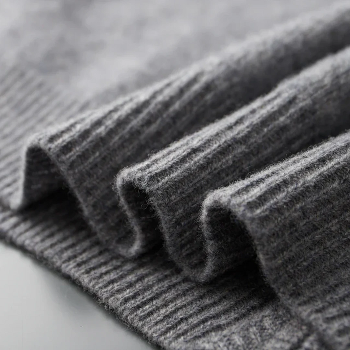 "Cardigan gris en laine mérinos pour homme avec fermeture éclair, élégant et chaud pour toutes saisons."