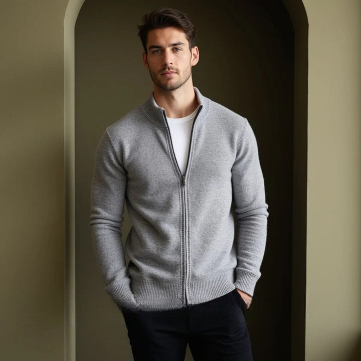 "Cardigan gris en laine mérinos pour homme avec fermeture éclair, élégant et chaud pour toutes saisons."