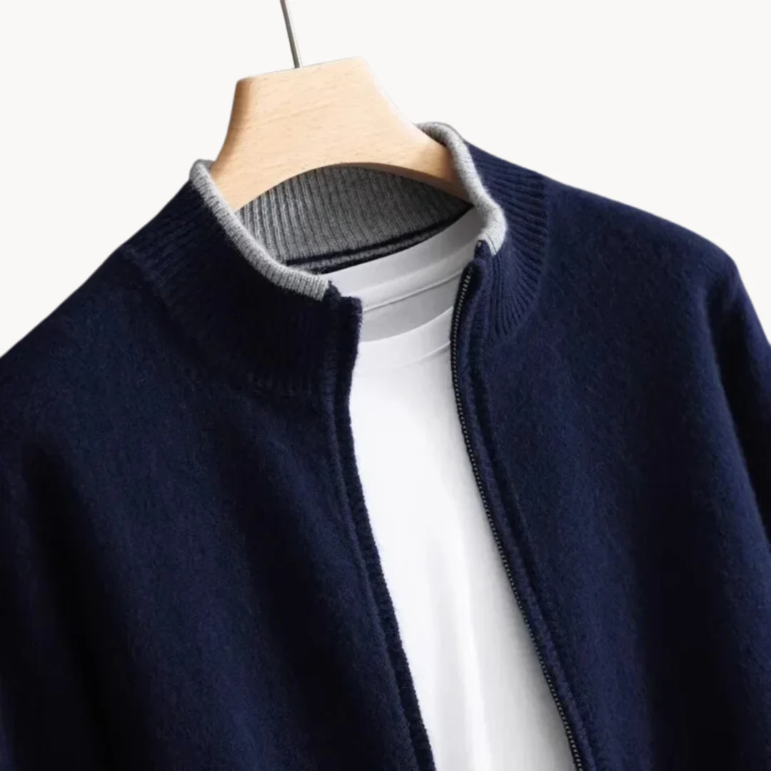"Cardigan gris en laine mérinos pour homme avec fermeture éclair, élégant et chaud pour toutes saisons."
