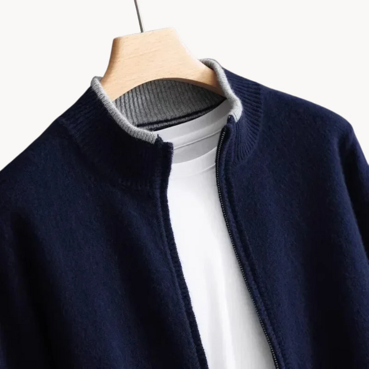 "Cardigan gris en laine mérinos pour homme avec fermeture éclair, élégant et chaud pour toutes saisons."