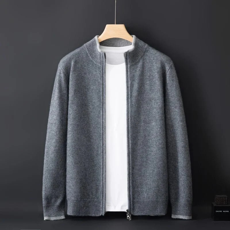 "Cardigan gris en laine mérinos pour homme avec fermeture éclair, élégant et chaud pour toutes saisons."
