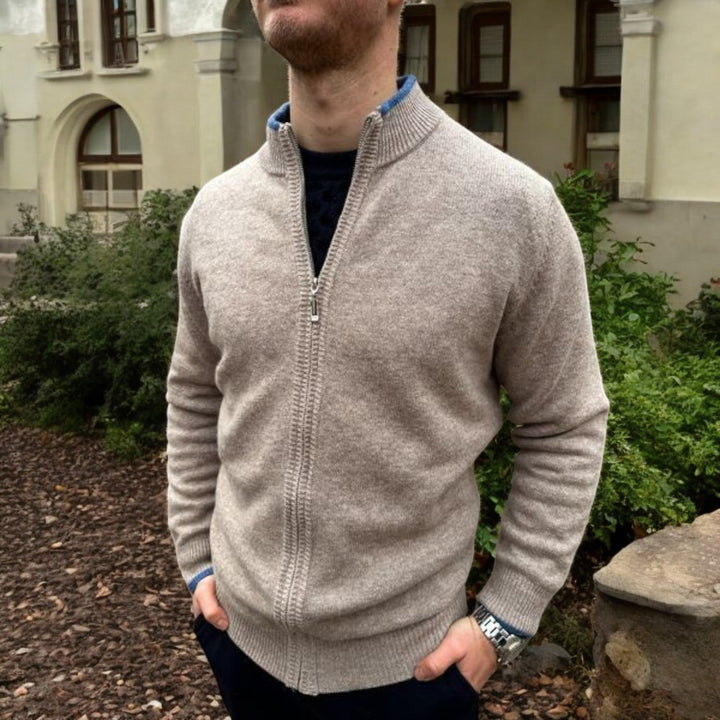"Cardigan gris en laine mérinos pour homme avec fermeture éclair, élégant et chaud pour toutes saisons."