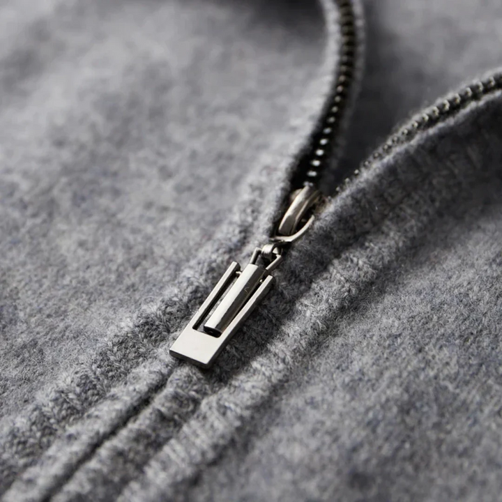 "Cardigan gris en laine mérinos pour homme avec fermeture éclair, élégant et chaud pour toutes saisons."