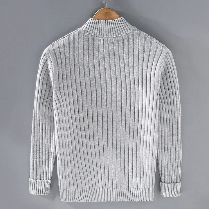 Cardigan homme en laine Shetland gris foncé avec fermeture éclair frontale, poignets côtelés et silhouette moderne élégante.