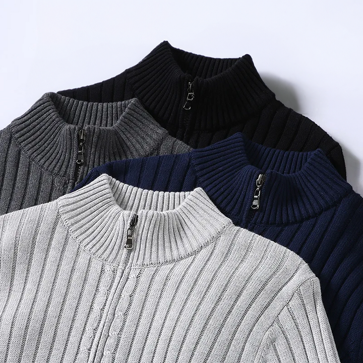 Cardigan homme en laine Shetland gris foncé avec fermeture éclair frontale, poignets côtelés et silhouette moderne élégante.