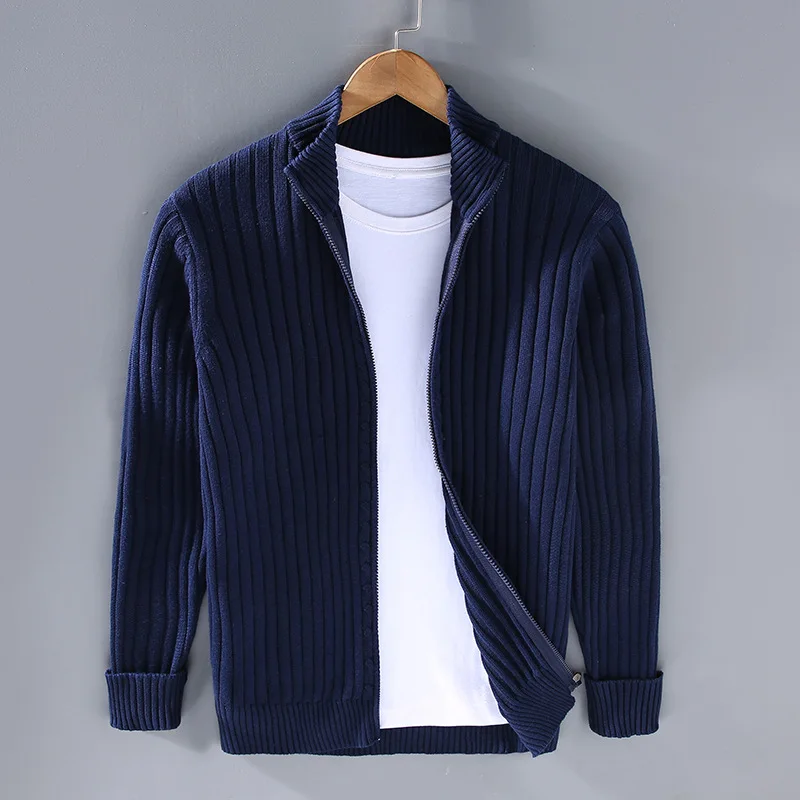 Cardigan homme en laine Shetland gris foncé avec fermeture éclair frontale, poignets côtelés et silhouette moderne élégante.