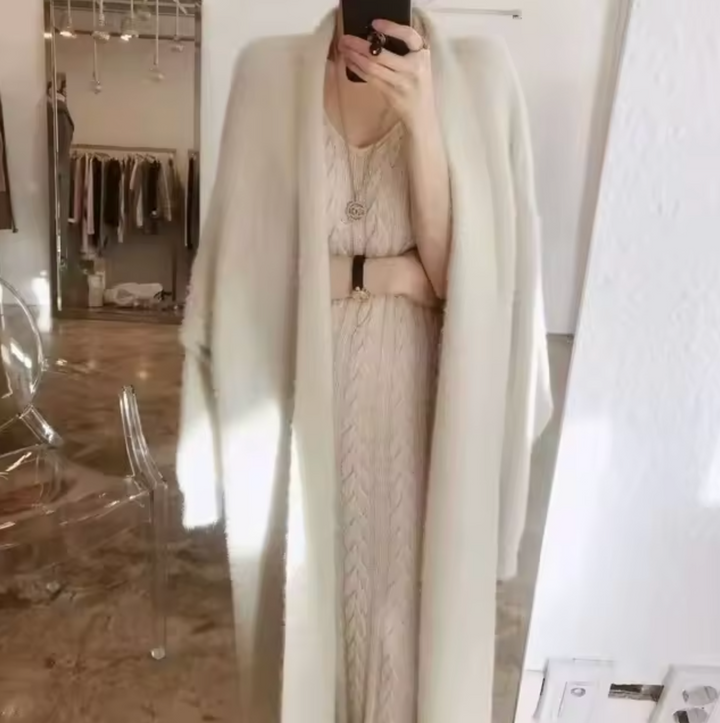 "Cardigan long blanc en cachemire ample et doux, manches longues pour un hiver élégant et confortable."