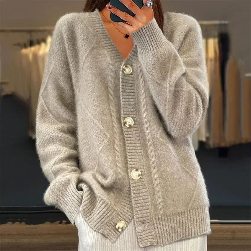 "Cardigan tricoté col V maille douce, boutons détaillés, ajoute une touche sophistiquée à votre tenue élégante et confortable