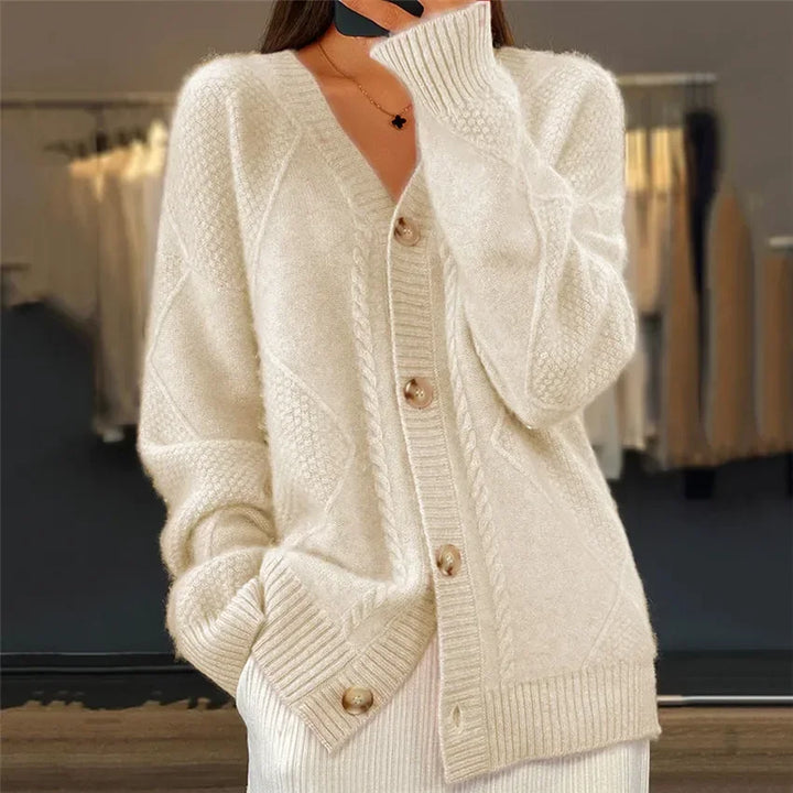 "Cardigan tricoté col V maille douce, boutons détaillés, ajoute une touche sophistiquée à votre tenue élégante et confortable
