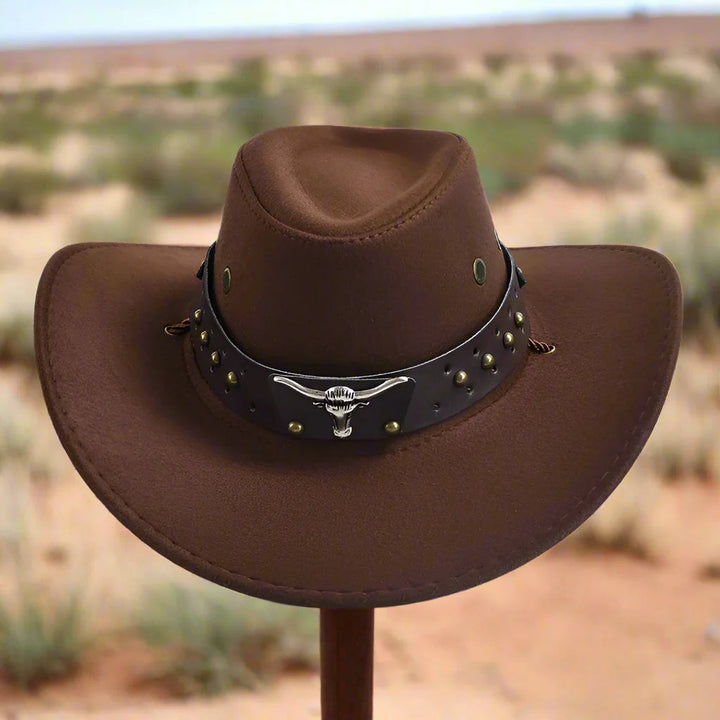 "Chapeau de cow-boy en cuir végétal avec jugulaire tressée, ajustable, vue de face, style western classique, accessoire femme