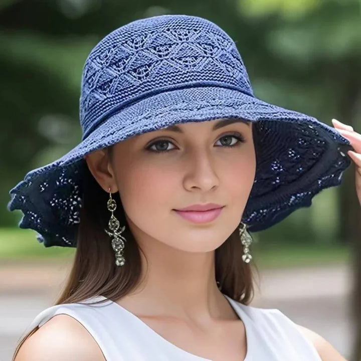 Chapeau de soleil élégant en dentelle, large bord, protection UV, idéal escapades estivales, couleurs variées, chic.