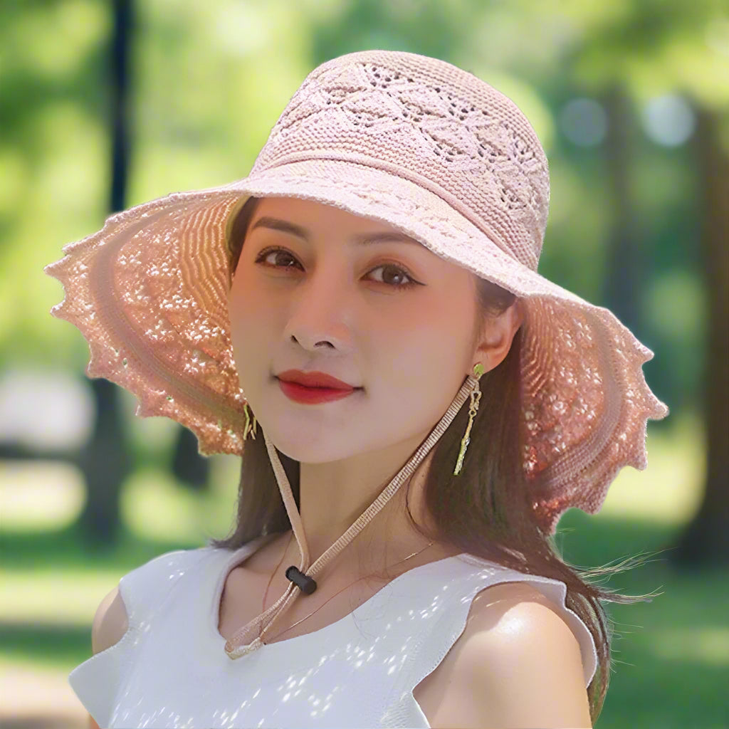 Chapeau de soleil élégant en dentelle, large bord, protection UV, idéal escapades estivales, couleurs variées, chic.