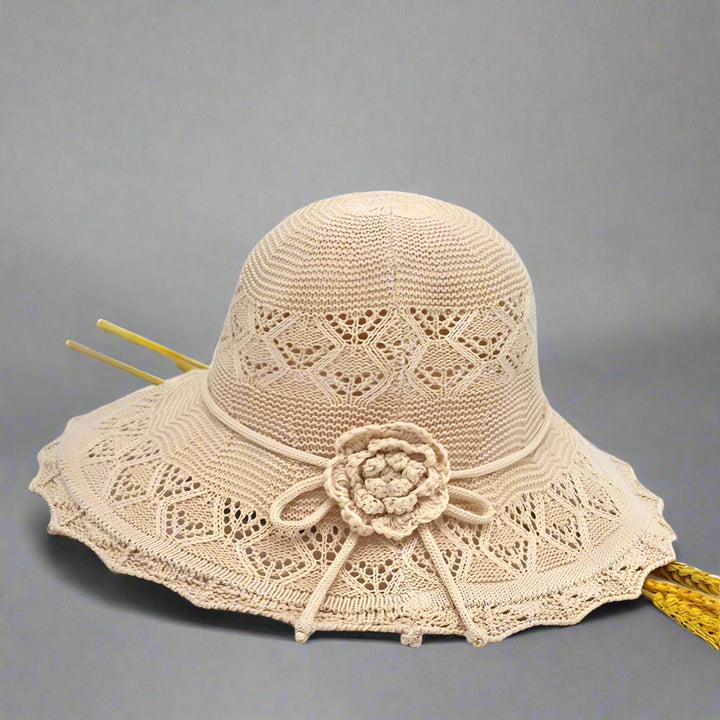Chapeau de soleil élégant en dentelle, large bord, protection UV, idéal escapades estivales, couleurs variées, chic.