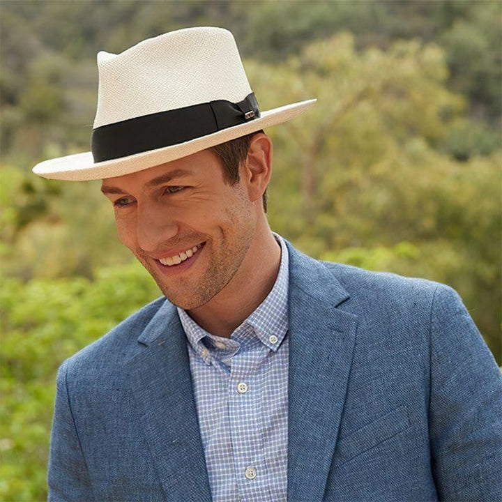 "Chapeau élégant en palmier toquilla fabriqué à la main, beige, style classique, accessoire chic pour toute occasion"