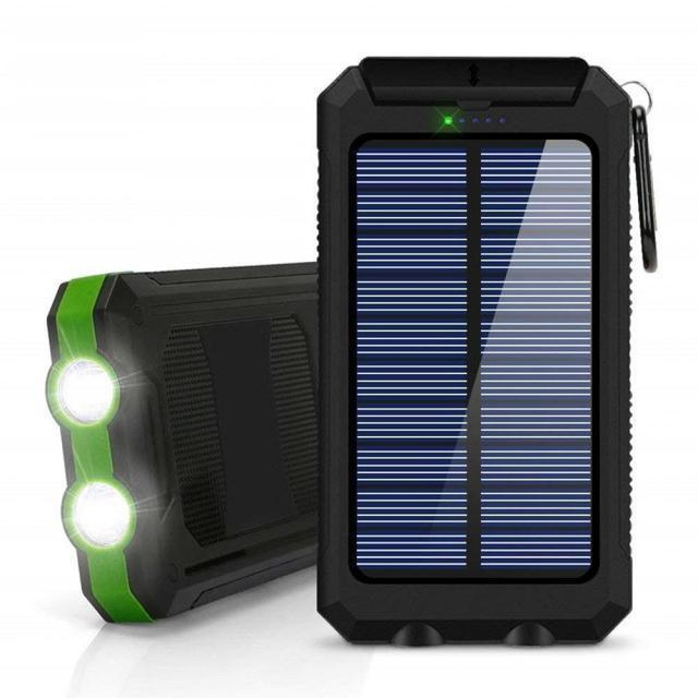 "Chargeur solaire 20000mAh étanche, antichoc, LED intégrée sur fond naturel, idéal pour activités extérieures."