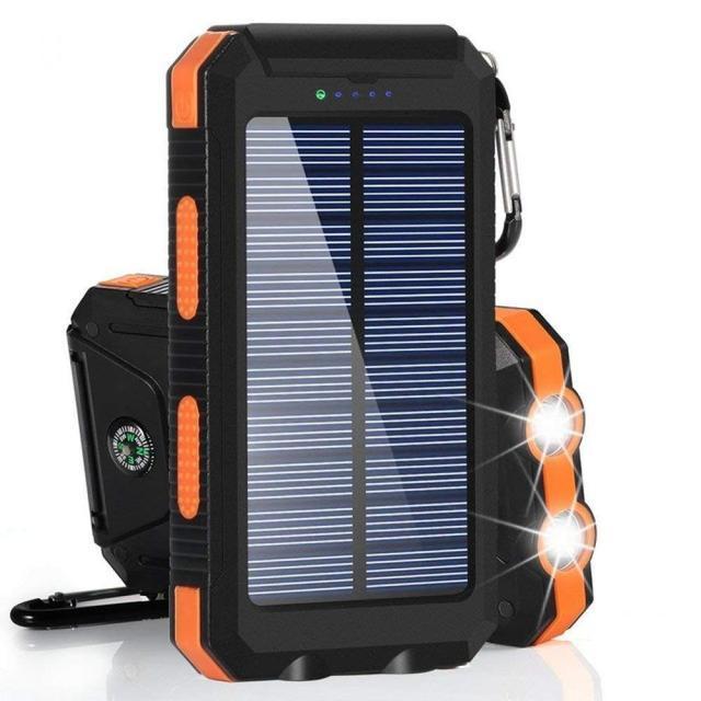 "Chargeur solaire 20000mAh étanche, antichoc, LED intégrée sur fond naturel, idéal pour activités extérieures."
