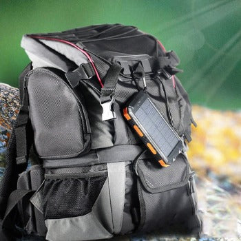 "Chargeur solaire 20000mAh étanche, antichoc, LED intégrée sur fond naturel, idéal pour activités extérieures."