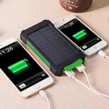 "Chargeur solaire 20000mAh étanche, antichoc, LED intégrée sur fond naturel, idéal pour activités extérieures."