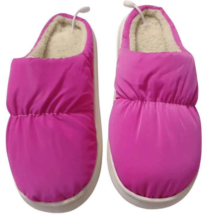 "Chaussons chauffants électriques gris, épais, pour confort et détente en intérieur, avec réglage de température."