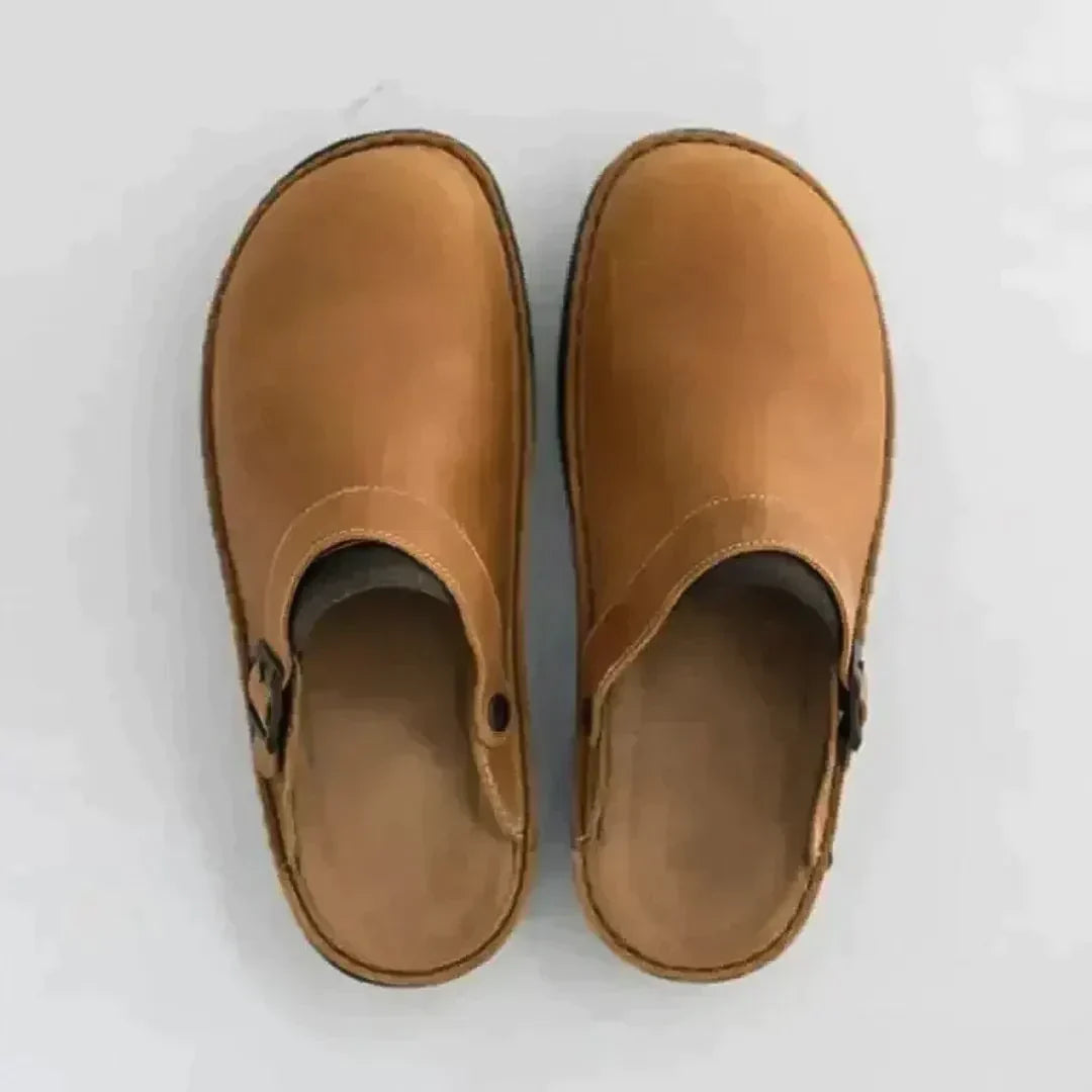 "Chaussons en cuir brun ergonomiques, confortables avec semelle gel pour un style élégant et un bien-être optimal."