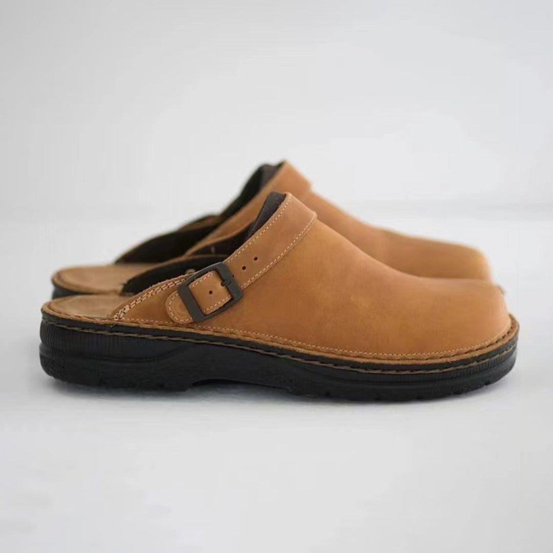 "Chaussons en cuir pour hommes, design khaki, élégance et confort, semelle antidérapante, style à enfiler."