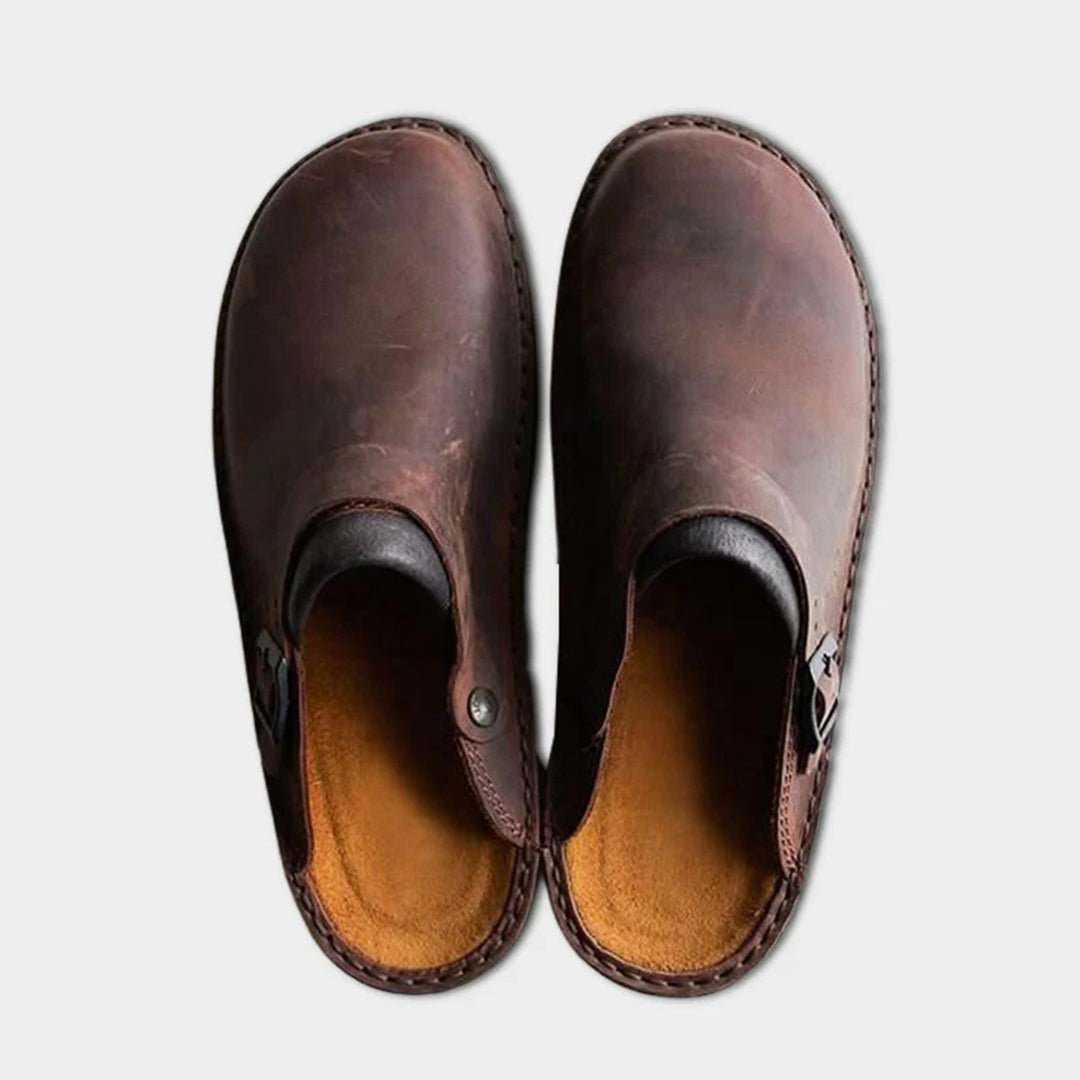 "Chaussons en cuir pour hommes, design khaki, élégance et confort, semelle antidérapante, style à enfiler."
