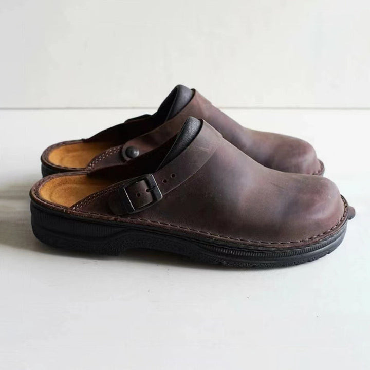 "Chaussons en cuir pour hommes, design khaki, élégance et confort, semelle antidérapante, style à enfiler."