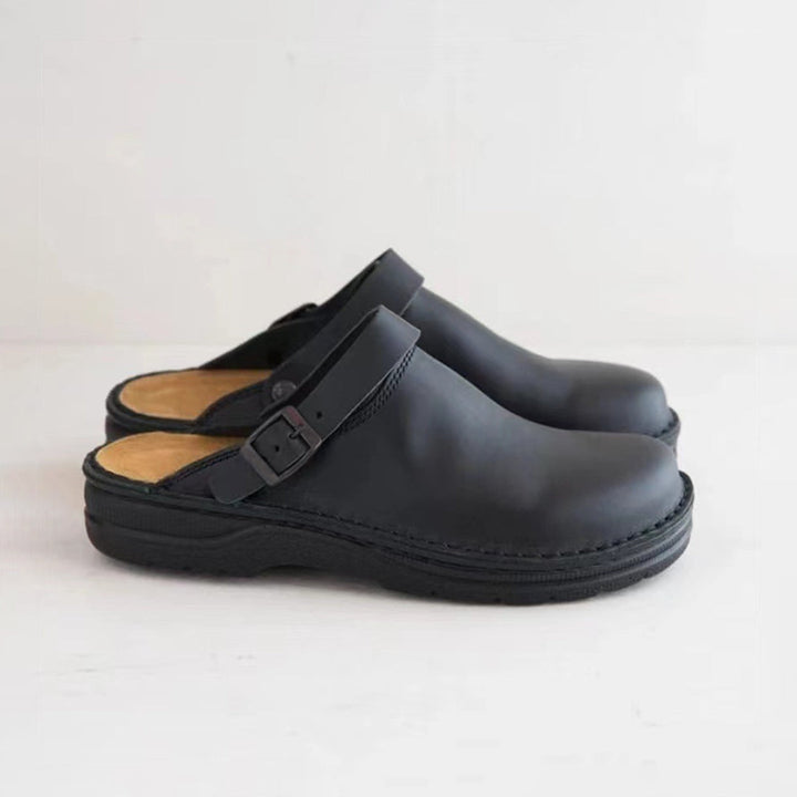 "Chaussons en cuir pour hommes, design khaki, élégance et confort, semelle antidérapante, style à enfiler."
