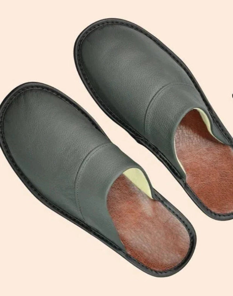Chaussons en cuir véritable gris avec semelle antidérapante, confortables et élégants pour un style intérieur raffiné.