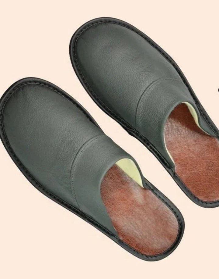 Chaussons en cuir véritable gris avec semelle antidérapante, confortables et élégants pour un style intérieur raffiné.