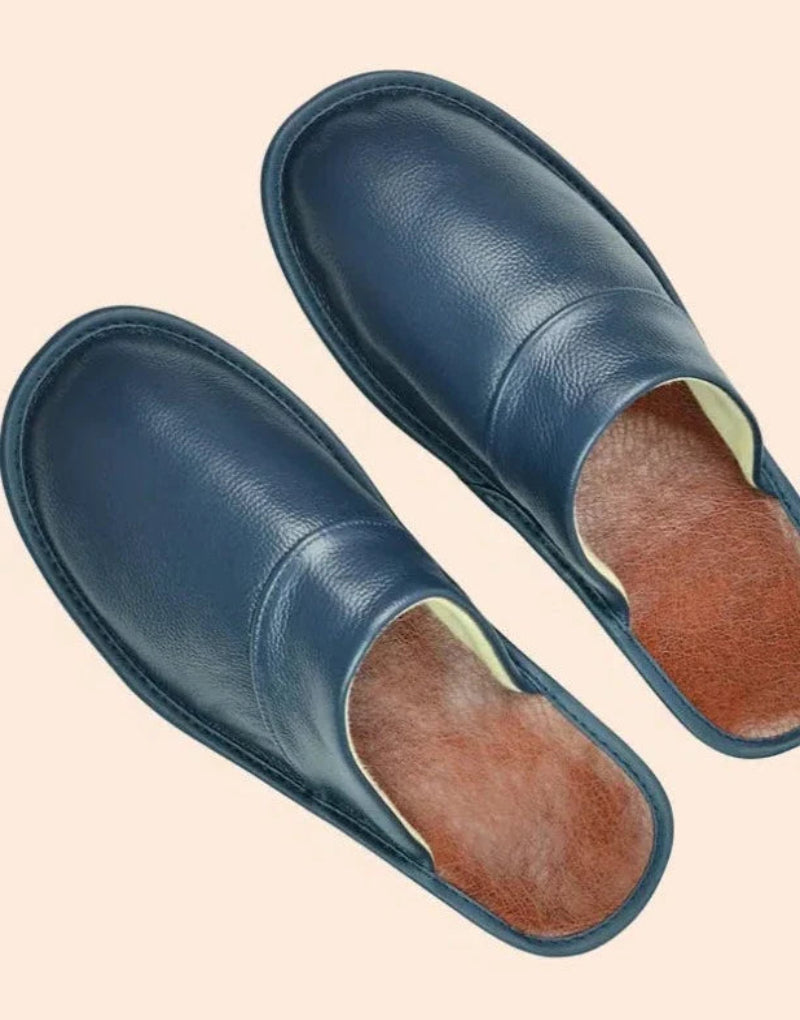 Chaussons en cuir véritable gris avec semelle antidérapante, confortables et élégants pour un style intérieur raffiné.