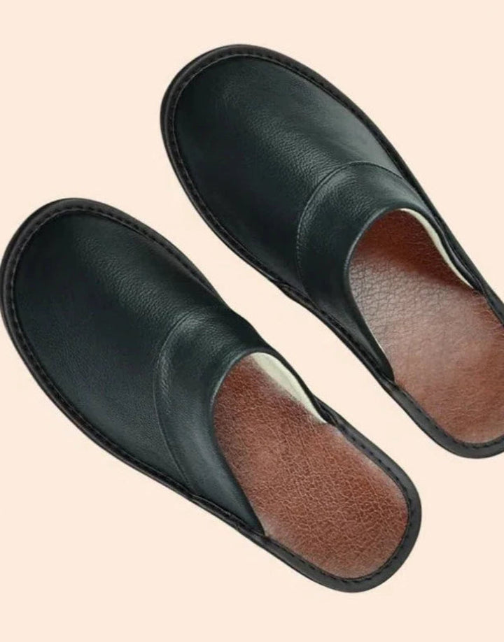Chaussons en cuir véritable gris avec semelle antidérapante, confortables et élégants pour un style intérieur raffiné.