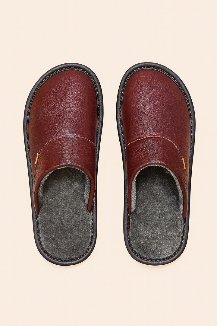 Chaussons en cuir véritable gris avec semelle antidérapante, confortables et élégants pour un style intérieur raffiné.