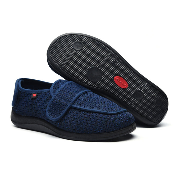 "Chaussons orthopédiques respirants gris avec semelles antidérapantes, parfaits pour pieds sensibles et confort à domicile."