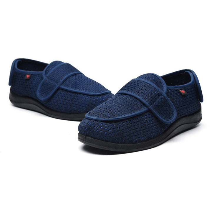 "Chaussons orthopédiques respirants gris avec semelles antidérapantes, parfaits pour pieds sensibles et confort à domicile."