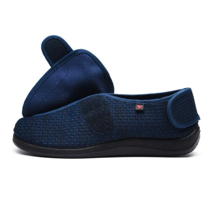 "Chaussons orthopédiques respirants gris avec semelles antidérapantes, parfaits pour pieds sensibles et confort à domicile."