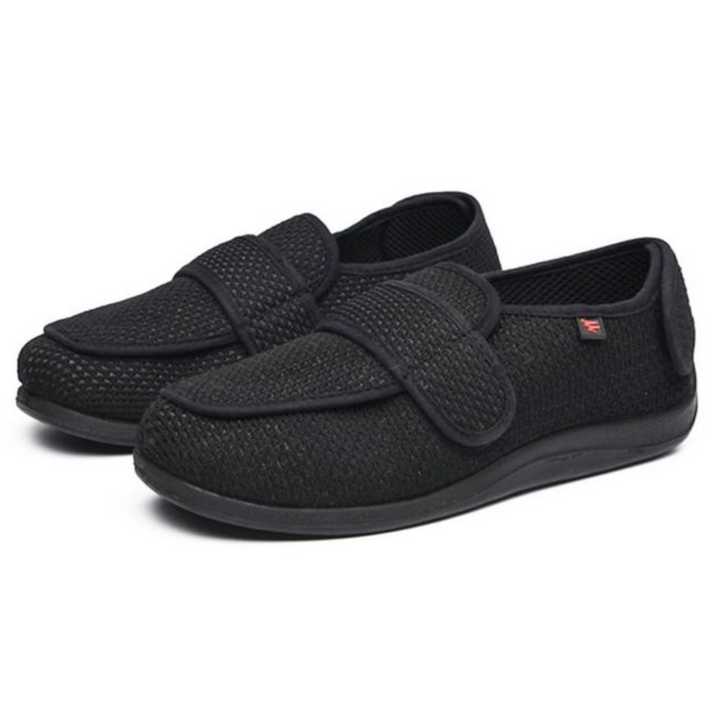 "Chaussons orthopédiques respirants gris avec semelles antidérapantes, parfaits pour pieds sensibles et confort à domicile."