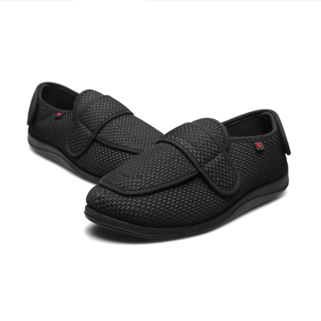 "Chaussons orthopédiques respirants gris avec semelles antidérapantes, parfaits pour pieds sensibles et confort à domicile."