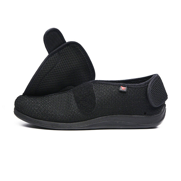 "Chaussons orthopédiques respirants gris avec semelles antidérapantes, parfaits pour pieds sensibles et confort à domicile."