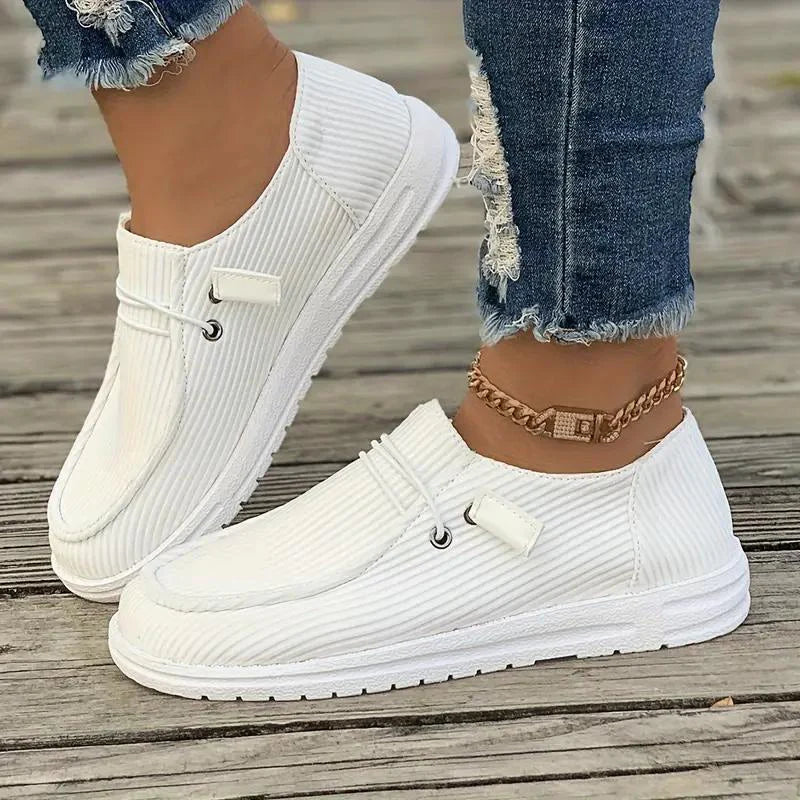 "Chaussures à enfiler plates pour femmes, design décontracté, semelle flexible, confort léger, vue d'une paire blanche"