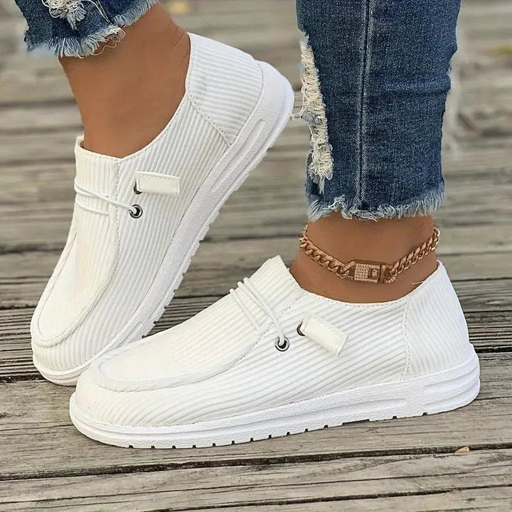 "Chaussures à enfiler plates pour femmes, design décontracté, semelle flexible, confort léger, vue d'une paire blanche"