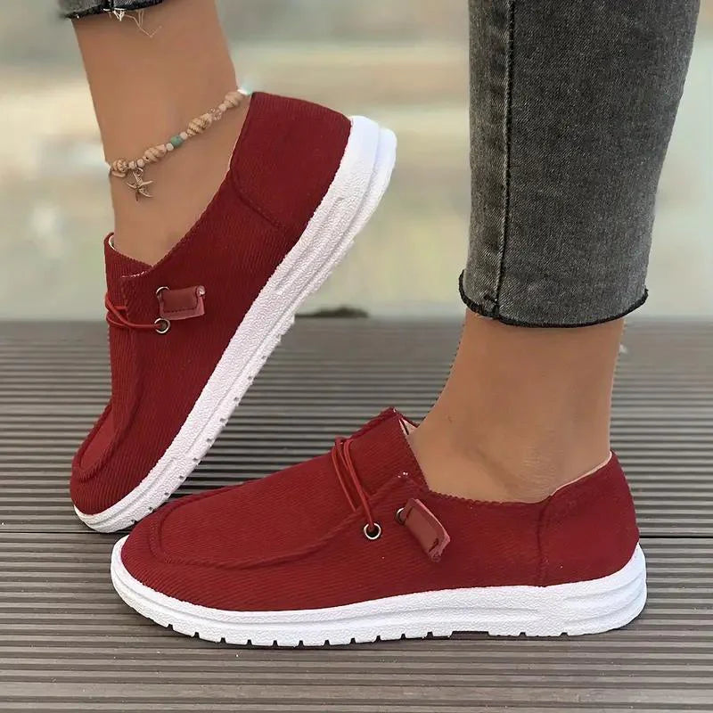 "Chaussures à enfiler plates pour femmes, design décontracté, semelle flexible, confort léger, vue d'une paire blanche"