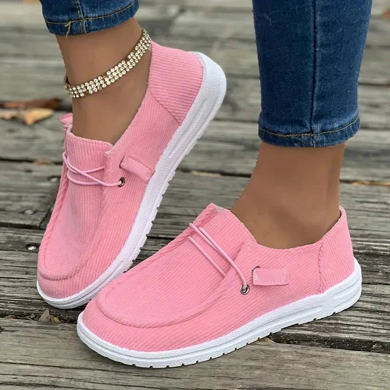 "Chaussures à enfiler plates pour femmes, design décontracté, semelle flexible, confort léger, vue d'une paire blanche"