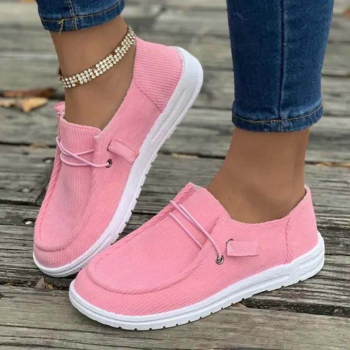 "Chaussures à enfiler plates pour femmes, design décontracté, semelle flexible, confort léger, vue d'une paire blanche"