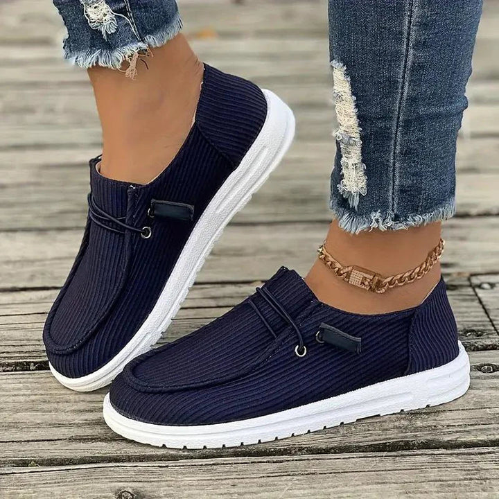 "Chaussures à enfiler plates pour femmes, design décontracté, semelle flexible, confort léger, vue d'une paire blanche"