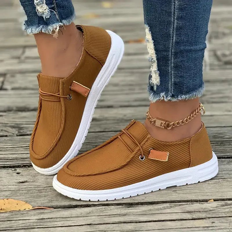 "Chaussures à enfiler plates pour femmes, design décontracté, semelle flexible, confort léger, vue d'une paire blanche"