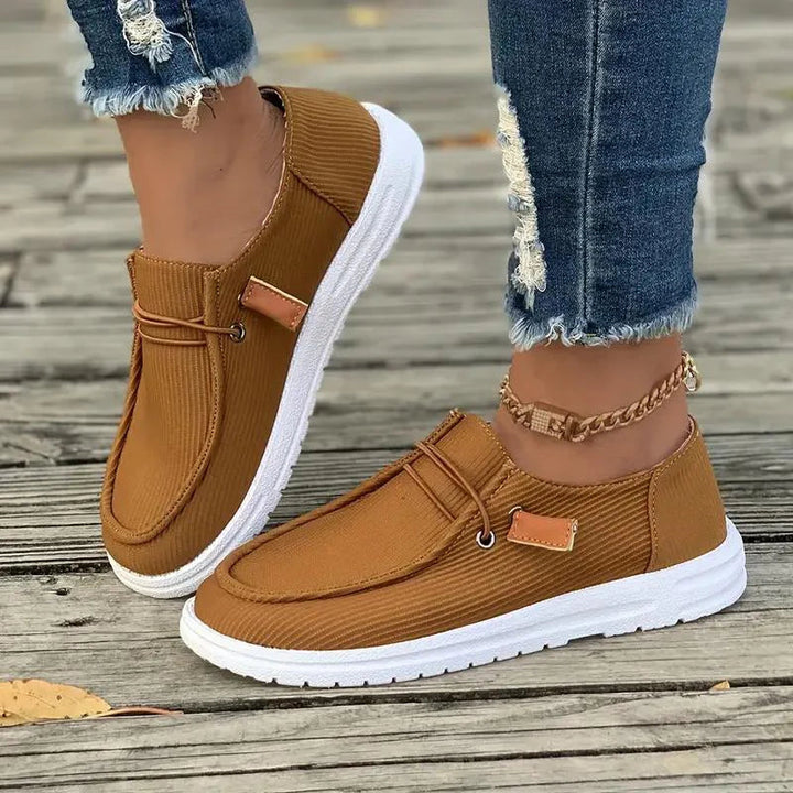 "Chaussures à enfiler plates pour femmes, design décontracté, semelle flexible, confort léger, vue d'une paire blanche"