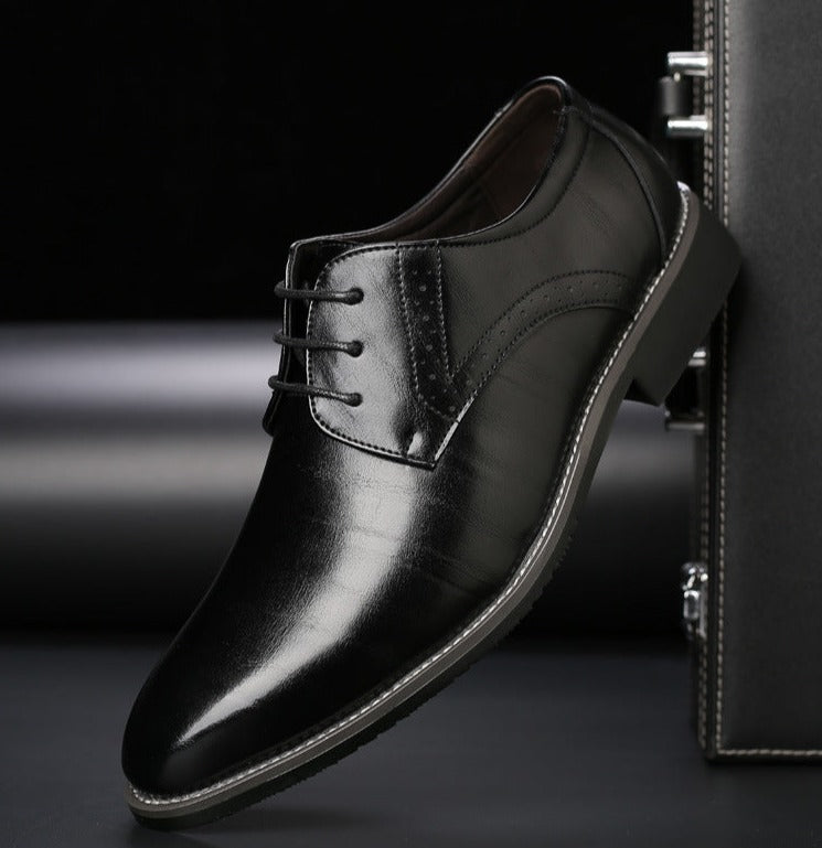 Chaussures à lacets élégantes pour homme en cuir noir, marron, bleu et brun clair avec semelle confort, style raffiné.
