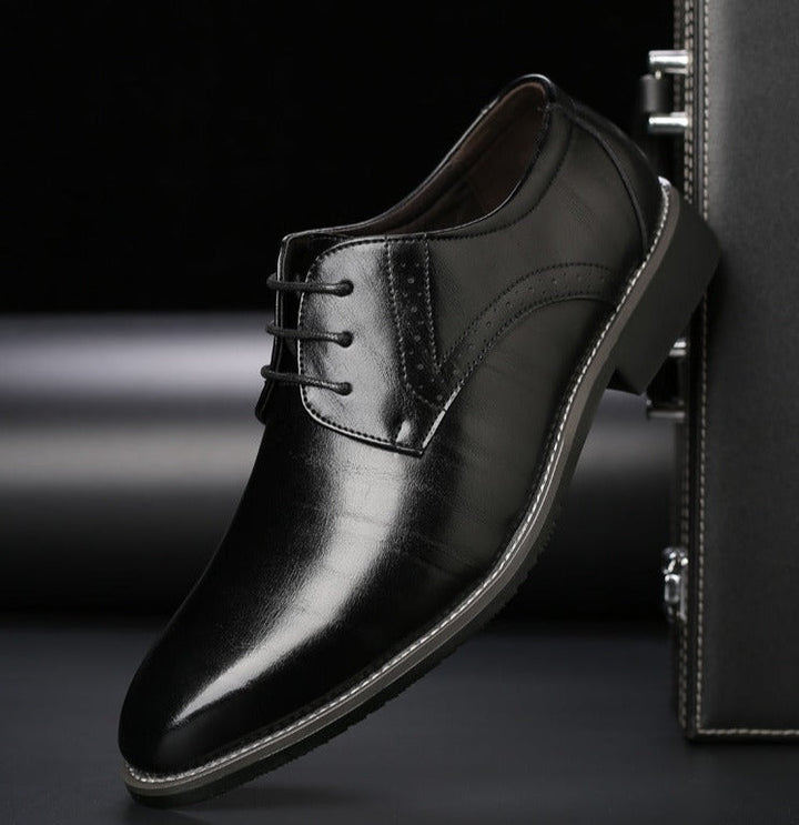 Chaussures à lacets élégantes pour homme en cuir noir, marron, bleu et brun clair avec semelle confort, style raffiné.